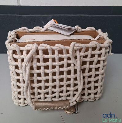 un panier contenant du courrier, posé sur une table