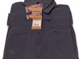 Gros plan sur une chemise sur fond blanc, avec une étiquette