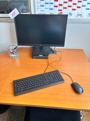 un ordinateur posé sur un bureau, équipé d'un clavier et d'un écran