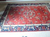 un grand tapis rouge sur le sol d'un salon