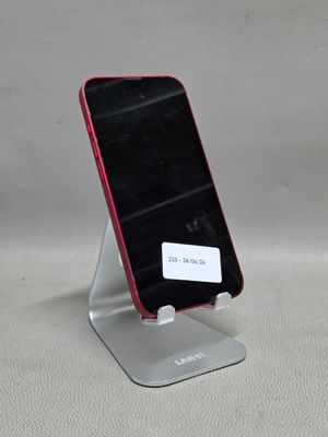 un téléphone portable posé sur un support sur une table