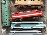 une boîte contenant tout un tas de petits trains