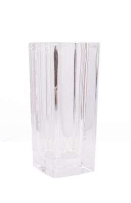 un vase en verre transparent contenant une brosse à dents
