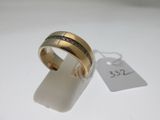 l'image d'une bague en or ornée de diamants