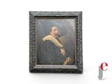 un vieux tableau représentant un homme vêtu d'un manteau noir et d'une chemise blanche