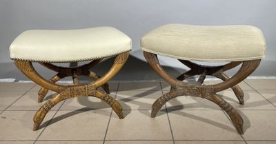 paire de tabourets avec assise rembourrée et pieds en bois