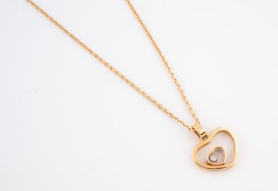 un gros plan d'un collier en or orné d'un pendentif en forme de cœur