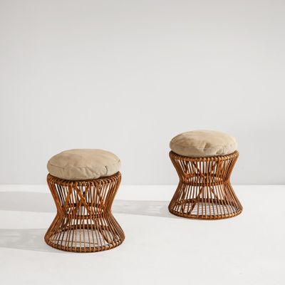 une paire de tabourets en rotin avec des coussins beiges