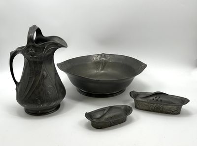 trois objets d'art, à savoir un pichet, un bol et une cuillère