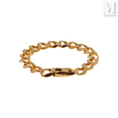gros plan d'un bracelet en chaîne en or sur fond blanc