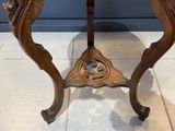 une table en bois avec un plateau en marbre posée sur un sol carrelé