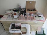 un bureau sur lequel se trouvent de nombreux accessoires de loisirs créatifs