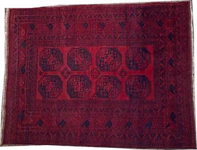 un tapis oriental à motifs rouges et bleus