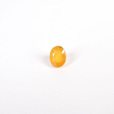 Saphir jaune facetté sur papier, de taille ovale calibrant 5…