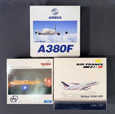 deux cartons d'Air France et un modèle réduit d'avion posés sur une table