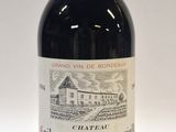 une bouteille de vin posée sur une table