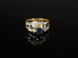 gros plan d'une bague en or et diamants sur une surface noire