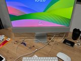 un ordinateur de bureau posé sur une table avec un clavier et une souris