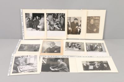 plusieurs vieilles photographies en noir et blanc représentant des hommes et des femmes assis sur une table