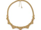 un collier ras-du-cou en or orné de motifs géométriques et d'une chaîne