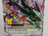 un gros plan sur une boîte de cartes Pokémon posée sur une surface blanche
