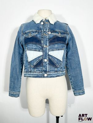 veste en jean à col et poignets en voile, présentée sur un mannequin