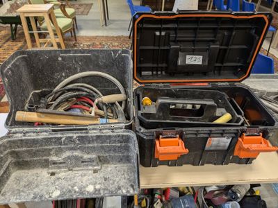 2 caisses à outils, leur contenu et 3 cônes - Photo 1