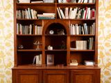 une bibliothèque en bois sur laquelle sont posés de nombreux livres