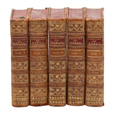un ensemble de cinq vieux livres superposés