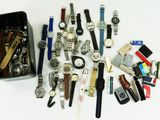 un grand nombre de montres posées sur une table