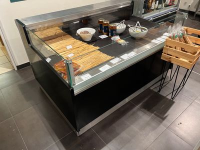 une photo d'une vitrine dans un restaurant