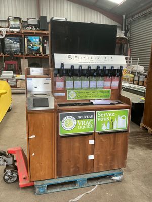 une photo d'un petit distributeur automatique dans un entrepôt