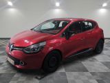 une voiture rouge garée dans un garage au sol en damier