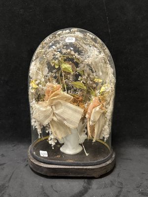 une boule à neige contenant un bouquet de fleurs