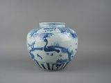 un vase bleu et blanc avec un oiseau dessus