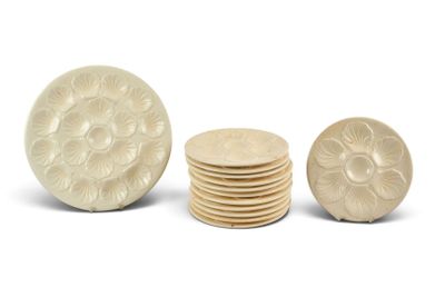 quatre pièces de poterie blanche empilées les unes sur les autres