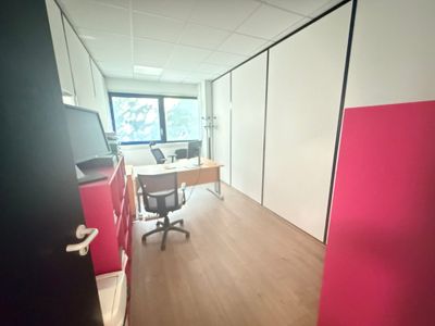 une pièce dans laquelle se trouvent un bureau et une chaise