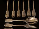 beaucoup de cuillères en argent et de cuillères sur une table