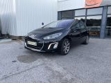 la voiture noire est garée devant un bâtiment
