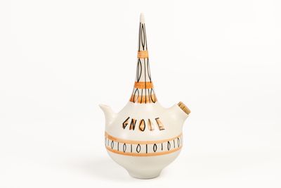 une théière blanche ornée d'un motif