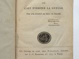 un livre ouvert avec un titre en noir et blanc