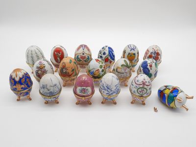 un ensemble de sept œufs en porcelaine ornés de motifs variés