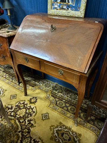 Bureau de pente de style Louis XV en bois de placage ouvrant à 2 