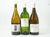 trois bouteilles de vin posées l'une à côté de l'autre sur une table