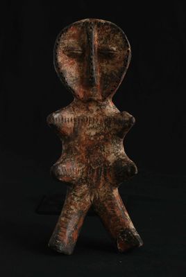 une sculpture en bois représentant un homme, avec sa tête, sur fond noir
