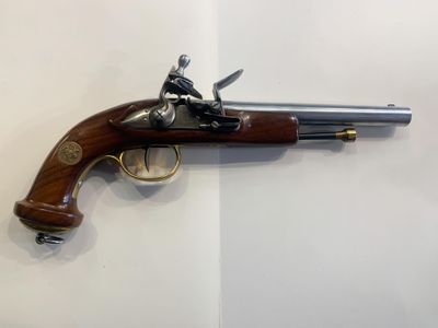 un gros plan d'une arme à feu exposée sur une surface blanche