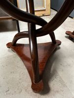 Paire de tables de chevets en placage de noyer à pieds torse… (photo 3)