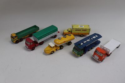 cinq camions miniatures alignés sur une table