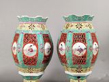 paire de vases chinois ornés de fleurs et d'oiseaux sur fond vert