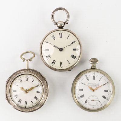 deux montres de poche en argent avec des chiffres romains et des chiffres romains